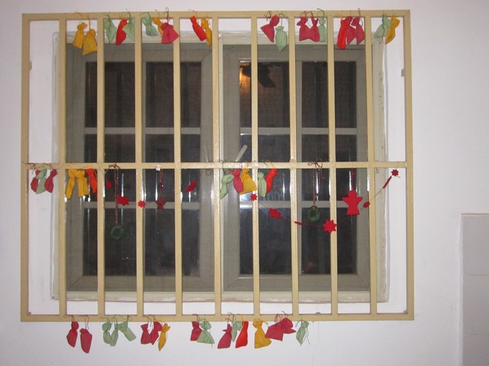 Adventskalender am Fenstergitter