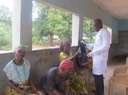 Dr. Aninwada während Sprechstunde im Lepra-Camp 1